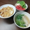 親子丼とトマトとサラダ菜とえのきの味噌汁　2