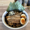 【今週のラーメン４３６６】 くじら食堂 nonowa東小金井店 （東京・東小金井） 特製ブラック 細麺 大盛　〜ワイルドな風貌にシャープな味輪郭！ニンニク入れてマイルドパンチ！やみつきブラック拉麺！