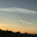 空を見上げる
