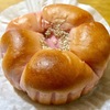 阪急ベーカリー「もちもち桜餅パン」