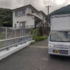 皿倉山の麓、掃除道具を持って、階段の下の