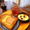 今日の朝食ワンプレート、ライ麦パンハムチーズトースト、紅茶、フルーツヨーグルト
