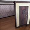 ドールハウス１階右の部屋の壁