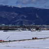 雪晴れの佳景山の田園と、DE10-1539牽引の貨物列車を撮る！(中学校俯瞰編)