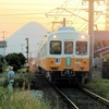 夕日に当たりながら高松築港駅を目指す琴平線1070形1071-1072号