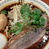 カレーうどん vs. スパイス・パクチーラー麺：好みは分かれる？