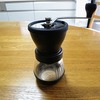 コーヒーミルは「蓋付き」が便利。砕いた豆が飛び出ないので掃除が楽になります