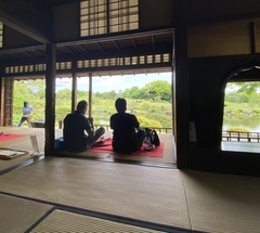 ★お座敷の赤い布の上に座る