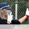 沖縄に一人で立つ東京の女性右翼