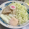 【今週のラーメン５４９９】中華そば みたか（東京・三鷹）油そば 細葱 半熟玉子 ＋ 竹の子皿 ＋ チャシュー皿 ＋ サッポロ赤星３本　〜半熟玉子の和み！敷き詰められた細葱グリーン！まるで大衆的芸術感覚！