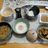 野菜味噌汁８日目(マロニーちゃん投入)。いわし味噌煮缶。レンチン目玉焼き。十六穀入り玄米。