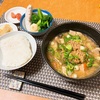 日曜の朝はゆっくり起きて、納豆豚汁に小鉢と一緒の朝ご飯。