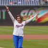 アメリカ　メジャーリーグ野球のLGBTQイベントで民主党議員が始球式をしました
