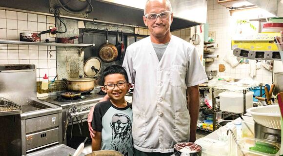 「じじのことが大好きだから一緒にいたい」名店から90年前にのれん分けした町の定食屋さんの物語