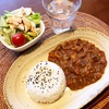 カレーライス、鶏肉とレタスのサラダ