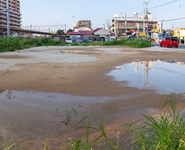 水たまりの空き地 / 使われていない建物と空き地