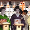 笑顔で豆まきをする祇園甲部の舞妓さん【八坂神社節分祭】