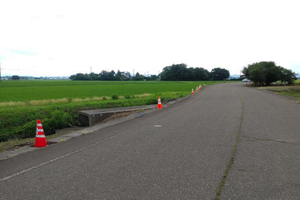 上越市道でまたグレーチング蓋盗まれる　虫川と荒屋の田んぼ沿いで9枚