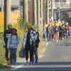 登校の風景：線路付近の景色が変わっていきます。