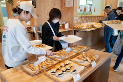 上越市北城町3に焼きたてパンや菓子の店　障害者就労のアトリエあきの家「ノイエス」