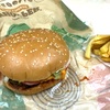 バーガーキング 神田駅南口店｜ワッパーチーズ！両手でしっかり支えましょう♪ジューシーなビーフパティと濃厚なチーズ