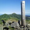 西朝日岳1814ｍから中岳1812ｍ、大朝日岳1870ｍ（三角の山）を望む