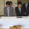 【王位戦第１局２日目】立会人、副立会人が・・・まさかの師匠同士。記録係りが挟まれてる