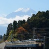 晩秋の山スカ 富士急行線 富士山バックに