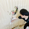 剛速球を投げるかのようなビニールシートアート