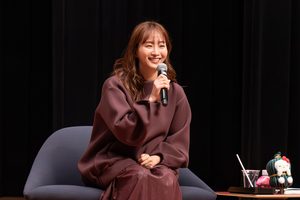 タレント藤本美貴さんが妙高市でトーク　子育てや夫婦円満の秘訣など語る