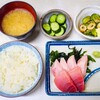 福田家食堂＠船橋市地方卸売市場　まぐろ刺身定食、もつ煮込み単品