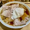 【今週のラーメン５３６１】らーめん 高尾（東京・荻窪）チャーシューメン 半熟玉子 ＋ サッポロ赤星 ＋ キリンラガー ＋ わかめ青菜皿 ＋ メンマ皿 ＋ 賄い焼豚皿　〜素朴な肉で大胆に埋もれるガチ・ノスタルジック焼豚麺！寛ぎの一杯！