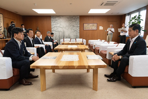 【動画】兵庫県三田市の田村克也市長が中川幹太上越市長と面会　謙信公祭で三田米PR