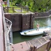 船頭平河川公園へ行ったらちょうど船頭平閘門を小船が通過するところが見られた