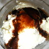 チョコレートクリームをかけたバニラアイスクリーム