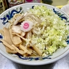 【今週のラーメン５１５６】中華そば みたか（東京・三鷹）油そば 細葱 ＋ 竹の子皿もやしピーマン ＋ サッポロラガービール赤星 ＋ キリンラガービール　〜ノスタルジー＆アミューズメント！薬味とタレで唯一無二の蕎麦麺を味わう！オヤジ泣かせの痛快油そば！