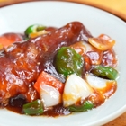 効率度外視でもちゃんと報われる。豚バラ塊300gを切らずに120分煮る「酢豚風」レシピ【オトコ中村の面倒で楽しい休日メシ】