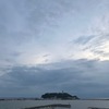 海を詠んだ短歌２　　伊勢の海の礒もとどろに寄する波畏(かしこ)き人に恋ひわたるかも　笠女郎　　かからむとかねて知りせば越(こし)の海の荒礒(ありそ)の波も見せましものを　大伴家持　　綿津海（わたつみ）の青海原は久方の月のみ渡る所なりけり　良寛　　海恋し潮の遠鳴りかぞへては少女（おとめ）となりし父母（ちちはは）の家　　与謝野晶子　　わたつみの海にいでたる富津の崎　日ねもす　まほにかすむしづけさ　釈迢空　