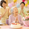 老人ホームの誕生日会を成功させる！喜ばれる出し物・司会挨拶の例文・準備のコツ
