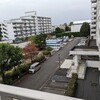 10/26(土)　独り歩きの復活に向けて　先ずは短距離に慣れて行こう。折角外に出るのだから、当面は、余り距離を変えずに、バラエティを増やしていこう！階段の登り降りで、一階まで行って戻って来たり、可愛いものだ！それでも同じ所を歩くより、気分が変わるのが、良い！　午後は、おやつのあとに、もうひと回り歩けたよ！