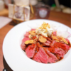【もはや飲み物】熟成赤身肉のステーキライスをカジュアルに！レアな赤身肉は柔らかすぎてペロリと食べられる。【ステーキライスとカレーの店（東京・新宿）】