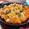 水を入れずに豆腐でチヂミを作ると、少ない粉でカリフワに美味しく焼けます【料理研究家Ｙｕｕ】