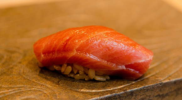 寿司修行わずか1カ月の職人が開いた高級店が「予約半年待ち」〜37歳元和食料理人の勝算〜