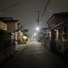 暗い道に立つ男と暖かい日中