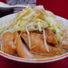 ラーメン二郎 京急川崎店 - 少し硬めのちょいピロ麺と、側面アブラ成分多めの艶々コラーゲンマシマシタイプの豚で、京急川崎らしくないちょいハードボイルドな貴重な一杯。