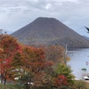 紅葉の榛名山と榛名神社とよろいをつけた古墳人。