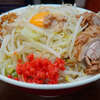 ラーメン二郎 横浜関内店 - 「汁なし」を「薄味」で初検証。ニンニク入れ忘れられ。生卵の使い所を早まる。釜玉風？麺はカタメの検証価値あり。もっと美味しく食べられそうな余地は残っていたが、そうするためにはまだまだこの店の経験値不足。それでも、久しぶりのホーム以外の二郎はそれだけで良い気分転換。