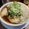 【今週のラーメン４８２５】煮干し中華そば 小松屋（東京・中野）背脂ネギ中華そば ＋ サッポロラガービール 赤星 中瓶　〜ガッツリ見えてライトに食える！？うどんライクで楽しむ大胆背脂煮干そば！