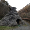 原始村で竪穴式住居泊