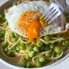 冷凍野菜と100均食材で鬼ウマパスタ。元イタリアン料理人が作る「ガーリックアンチョビのグリンピースパスタ」のレシピ